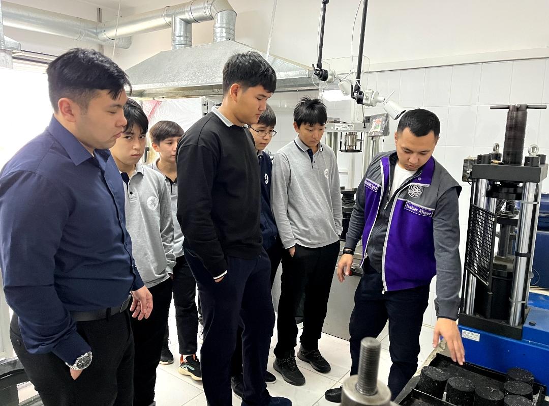 Жұмысшы мамандықтар жылы: атыраулық оқушылар жол зертханасымен танысты 